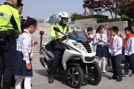 “五一”期间外滩人流拥挤如何保安全？民警巡逻有“法宝”视频封面