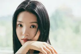 宝藏女孩！章若楠初夏写真出炉 黑长直造型俏丽动人图片