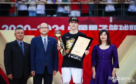 CBA总决赛广东110:103加时战胜辽宁，夺得队史第11冠
