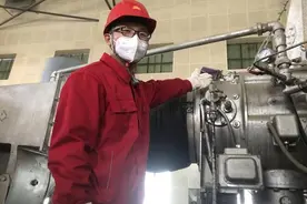 我最喜欢油田上的“磕头机”，每一次低下头，都会再把头高高扬起图片