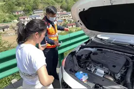 车子一上高速开始漏油，女司机在应急车道内无助地大哭图片
