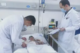 “滑回廊桥，二次开门”飞机返回接断臂男孩，后续来了图片