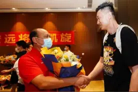 CBA“十一冠王”广东宏远队载誉凯旋图片