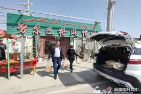 库尔勒市恰尔巴格乡：农民开着汽车去送馕图片