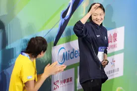 游泳少女李冰洁走出低谷：苦练体能，罚跑100圈边跑边哭图片