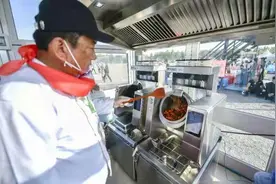智能炒菜机器人亮相济南迷笛音乐节 一天能卖700份炒米饭、400份小龙虾图片