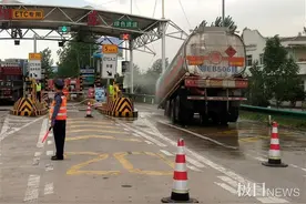 油罐车收费站发生脱落事故，车头开走了，油罐却还在原地……图片