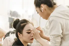 这里是中国歌剧舞剧院的彩排和幕后，请手动点赞图片
