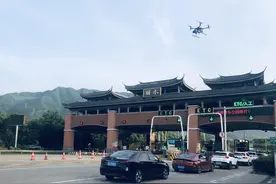 差点结不了婚、差点连环追尾……“史上最挤五一”，丽水高速上“囧事”不断图片