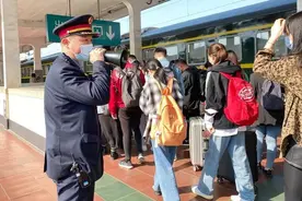 “五一”小长假首日 兖州火车站迎来客流高峰图片