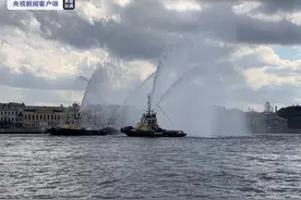 庆祝破冰船节！俄罗斯圣彼得堡举办水上华尔兹表演图片