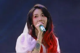 现实版“落跑新娘”！乃万婚纱造型亮相音乐节 红发吸睛图片