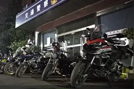 假期坚守：成都交警严查摩托车“变装”、“炸街党”图片