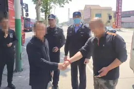 两男子国道上因行车纠纷发生争执 滨州博兴民警20分钟劝解让二人放下芥蒂图片