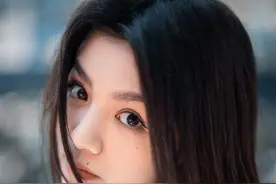 春夏纯白长裙写真满满春日气息 眼神清澈纯粹似林间精灵图片