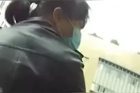 笑喷！辅警抱女子就医被问是不是太重了，累到破音仍回复“还好”图片