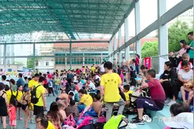 这是垃圾场？南宁一游泳场内多人随手扔垃圾(多图)图片