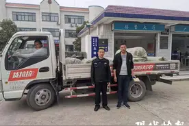 吓人！夜晚马路上惊现8捆大蛇皮袋……图片