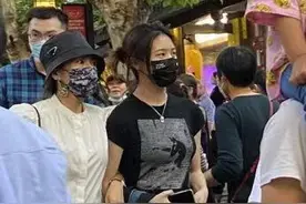 章子怡带小苹果逛街被偶遇 两人亲密挽手似姐妹花图片