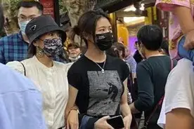 章子怡带小苹果逛街被偶遇 两人亲密挽手似姐妹花图片