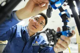 85后电力“飞手”，发明“神器”助力无人机巡检图片