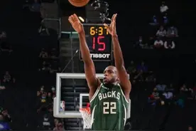 NBA杜兰特失绝平三分 字母哥49分雄鹿险胜篮网图片