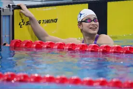游泳小将余依婷，刷新世界纪录图片
