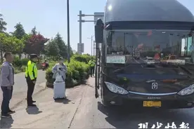 女子报警求助：我被困大巴车行李舱里图片
