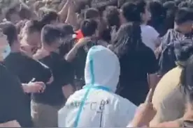 全场焦点！山东一男子音乐节穿防护服蹦迪，网友：直接C位出道图片