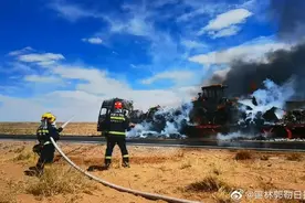 锡林郭勒盟一国道上一辆半挂车头起火图片