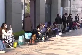 疯狂！售价暴涨220%！韩国奢侈品门店前大排长队！催生400亿元大市场！为啥这么火？图片