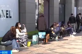 疯狂！售价暴涨220%！韩国奢侈品门店前大排长队！催生400亿元大市场！为啥这么火？图片