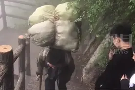肩挑背扛送货上山，行走于绝壁峭崖之间，西岳华山仍有30多名挑山夫图片