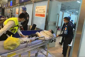 待飞航班为断臂男孩“二次开门”，体现了“生命至上”的温度 | 新京报快评图片