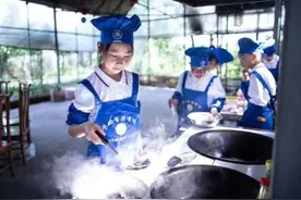 只用两小时就能给爸妈烧了一大桌子菜，这个班级的孩子全是大厨图片