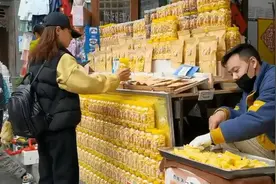果然视频｜青州古城游人如织 商铺老板：做得赶不上卖得快视频封面