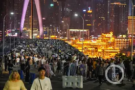 玩转“五一”丨全球最大“人行天桥”等你来打卡”“五一”千厮门大桥连续三天封桥宠粉图片