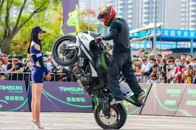厉害！济南上演摩托车特技表演，惊艳全场图片
