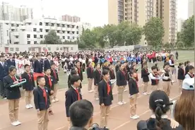 小学运动会上，全班弹唱改编版《踏山河》火了！背后故事很励志视频封面