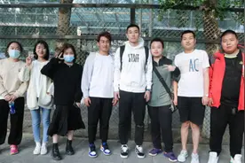 周琦和高诗岩抵达沈阳和球队会合，备战陕西全运会图片