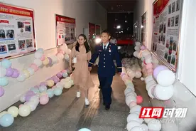 绥宁：消防员“五一”浪漫求婚 情动女友执手偕老图片
