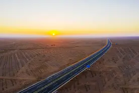 沿着高速看中国｜十种风光九种色彩，大漠天路带你领略诗和远方图片