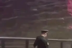 冲上热搜！外滩跳江救人的兵哥哥找到了图片