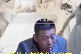 女儿结婚，台下父亲边吃东西边落泪图片