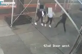 纽约街头两亚裔女性被路人要求摘下口罩，并遭锤子敲头图片