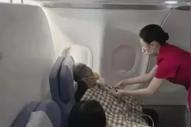 85岁老人在三亚飞往哈尔滨航班上突发疾病…图片