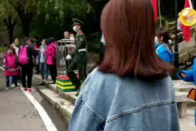 “听口令！向后转！”华山之巅，执勤的他突然被求婚图片