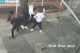 美国亚裔女子遭锤子狠砸脑袋，路人见状绕道走开，监控记录愤怒一幕图片