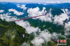 湖南湘西：航拍矮寨大桥景观 壮丽云海入画来图片