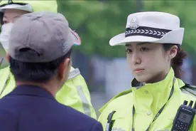 90后女子的“路口人生”：在上海世纪大道做一名交警图片